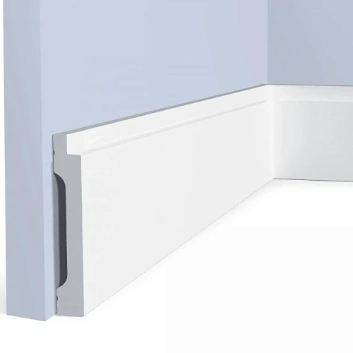 B70V3 ПЛИНТУС  HIWOOD