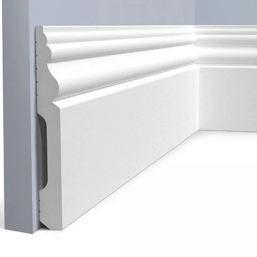 B126 ПЛИНТУС  HIWOOD